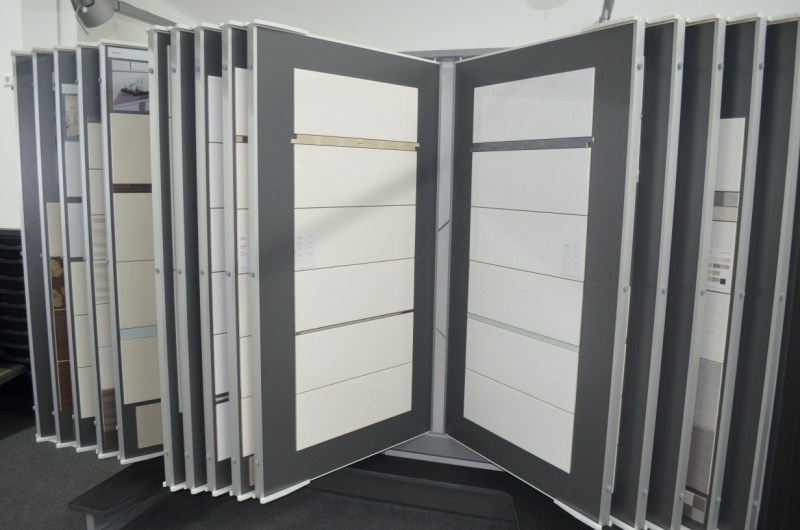 Fliesenausstellung der KS Fliesen GmbH mit großer Auswahl an Natursteinen